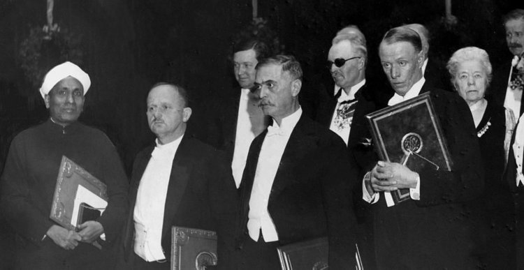 C. v Raman (L) en la ceremonia de entrega del Premio Nobel de Física de 1930.
