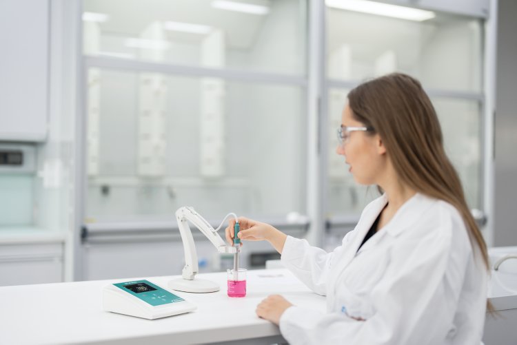 Metrohm 949 PH Meter, 949, 29490210, 19490010, Person working in the lab, focus on the pH meter,  Key visual