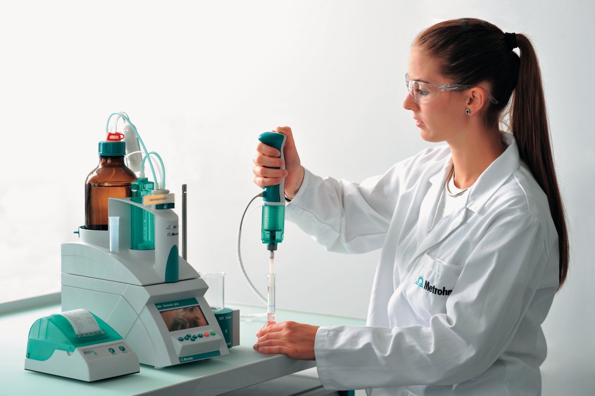 Female laboratory personnel pipetting using an 865 Dosimat