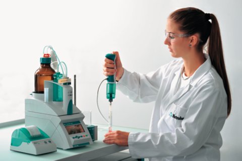 Female laboratory personnel pipetting using an 865 Dosimat