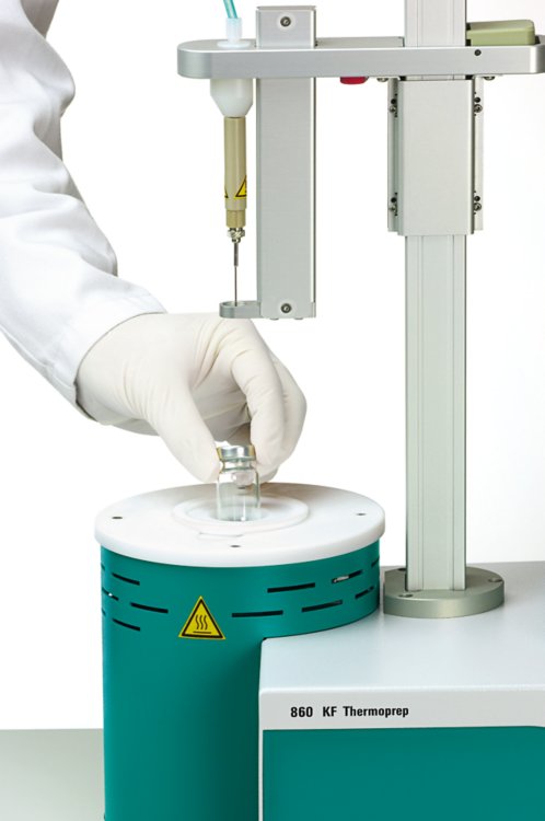 860 KF Themoprep com um operador incluindo um vaso de amostra.
