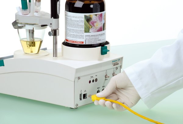 Kompaktowe urządzenie laboratoryjne do oznaczania zawartości wody