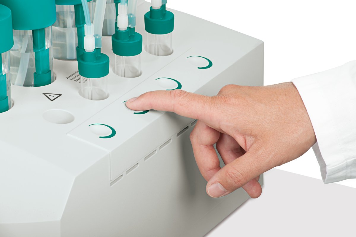 Finger pressing the start button of an individual measuring position directly on a 892 Professional Rancimat or 895 Professional PVC Thermomat.
