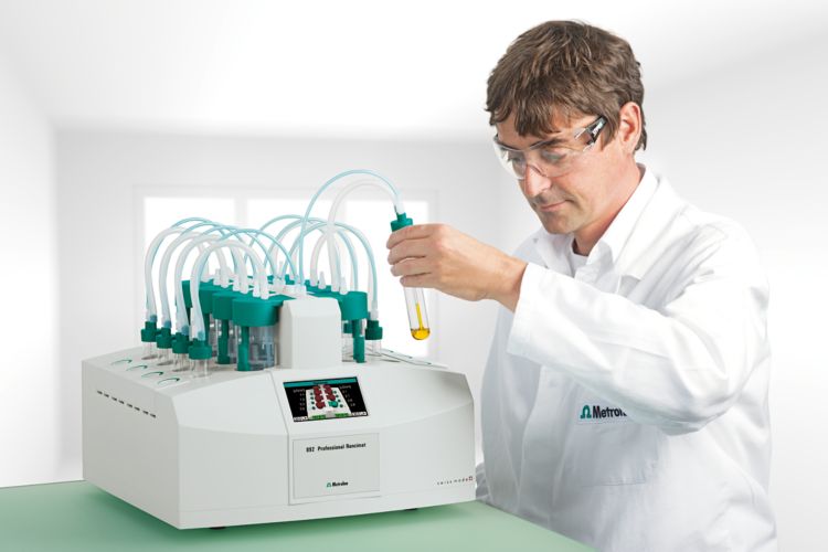 Lab analyst preparing an oxidation stability measurement with the 892 Professional Rancimat.