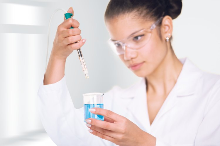 female lab worker with Unitrode easyClean 60260010, 60260020