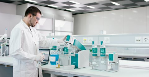 Male lab worker with 884 Professional VA