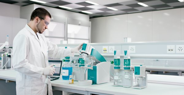Profissional com óculos de proteção e luvas operando um Professional VA