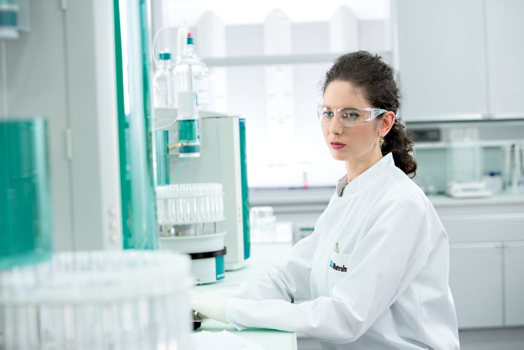 female operator, IC, 940 IC Professional Vario, 858 Professional Sample Processor, 941 Eluent Preparation Module, 800 Dosino