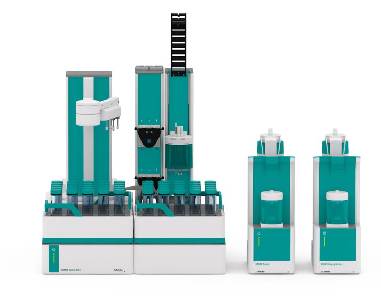 Titrateur OMNIS avec un module de dosage OMNIS et un robot d'échantillonnage OMNIS.