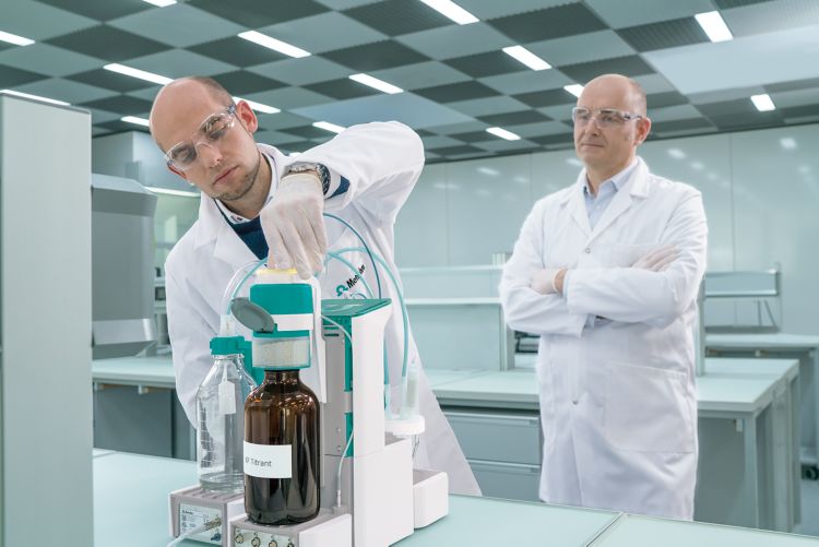 Appareil OMNIS Karl Fischer Titration avec laborantins 