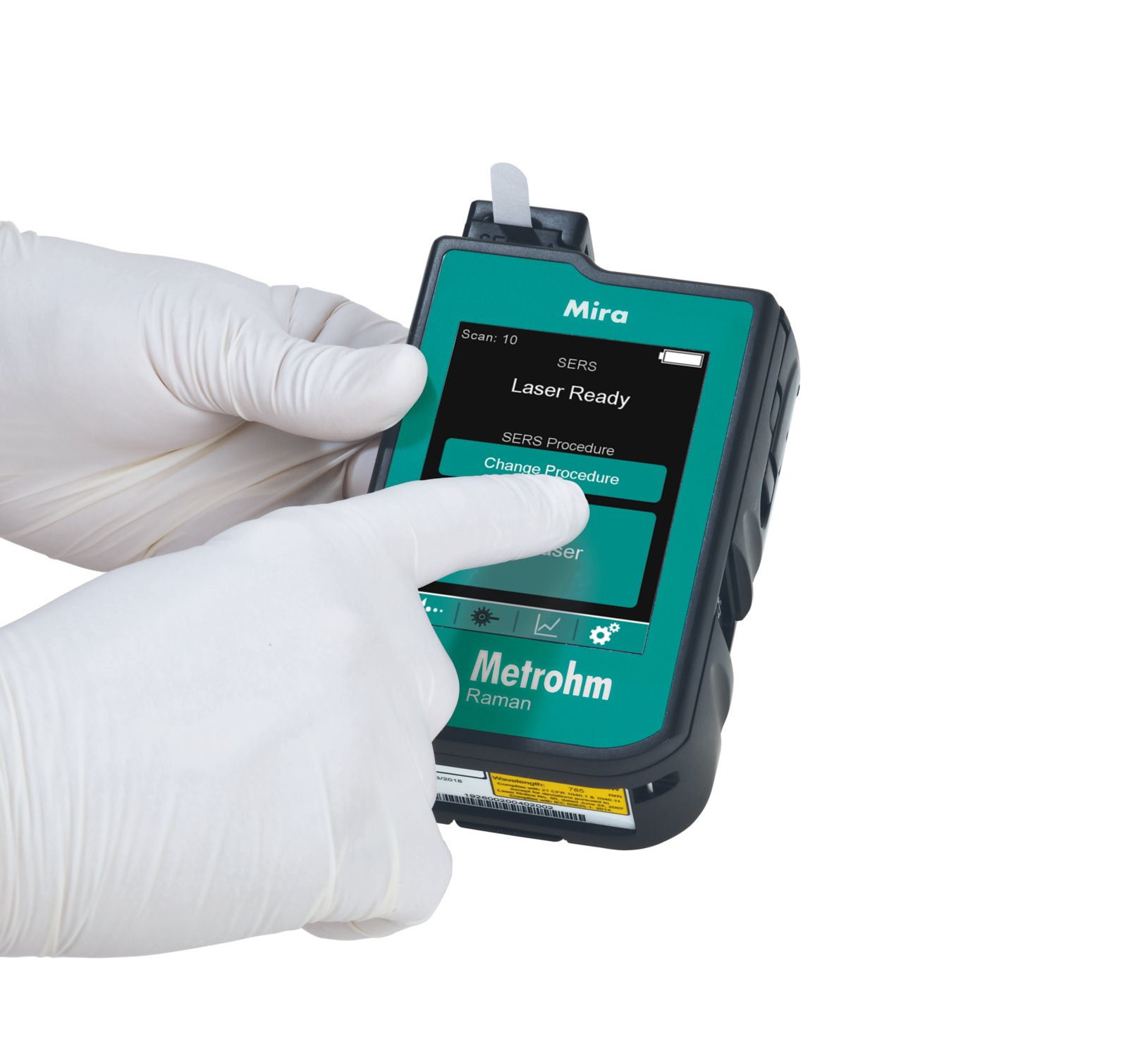 図1.SERS基板は、専用の基板ホルダーが装着された785nmラマン分光計MIRA　XTRに容易にセットできます。メトロームのMIRA XTR及びP-SERS基板は、コンパクトで持ち運びに便利で、高感度なソリューションです。