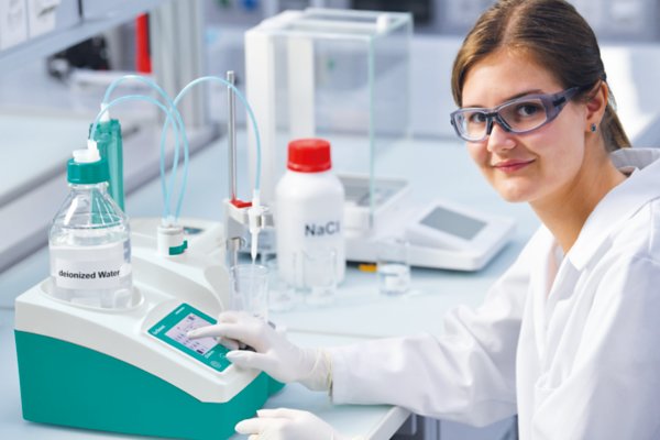 Profissional com óculos de proteção manuseando o equipamento Eco Dosimat 