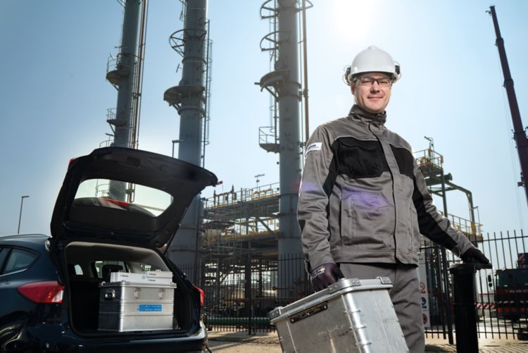 Metrohm Process Analytics, Process Service Engineer, chemical industry, petrochemical refinery, toolbox, open car