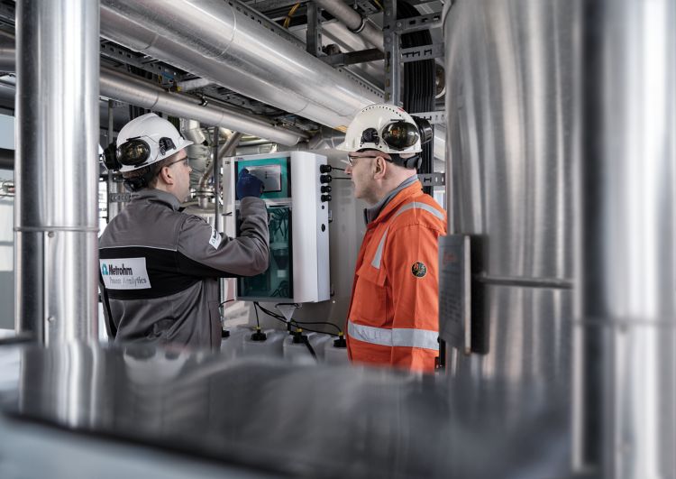 process analysis, plant workers with instrument