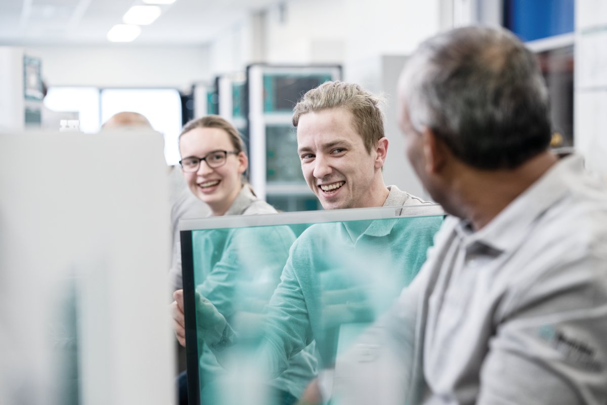 Metrohm Process Analytics, assembling process analyzers, Metrohm Applikon, working on modules, instrument production, online analysis, teamwork