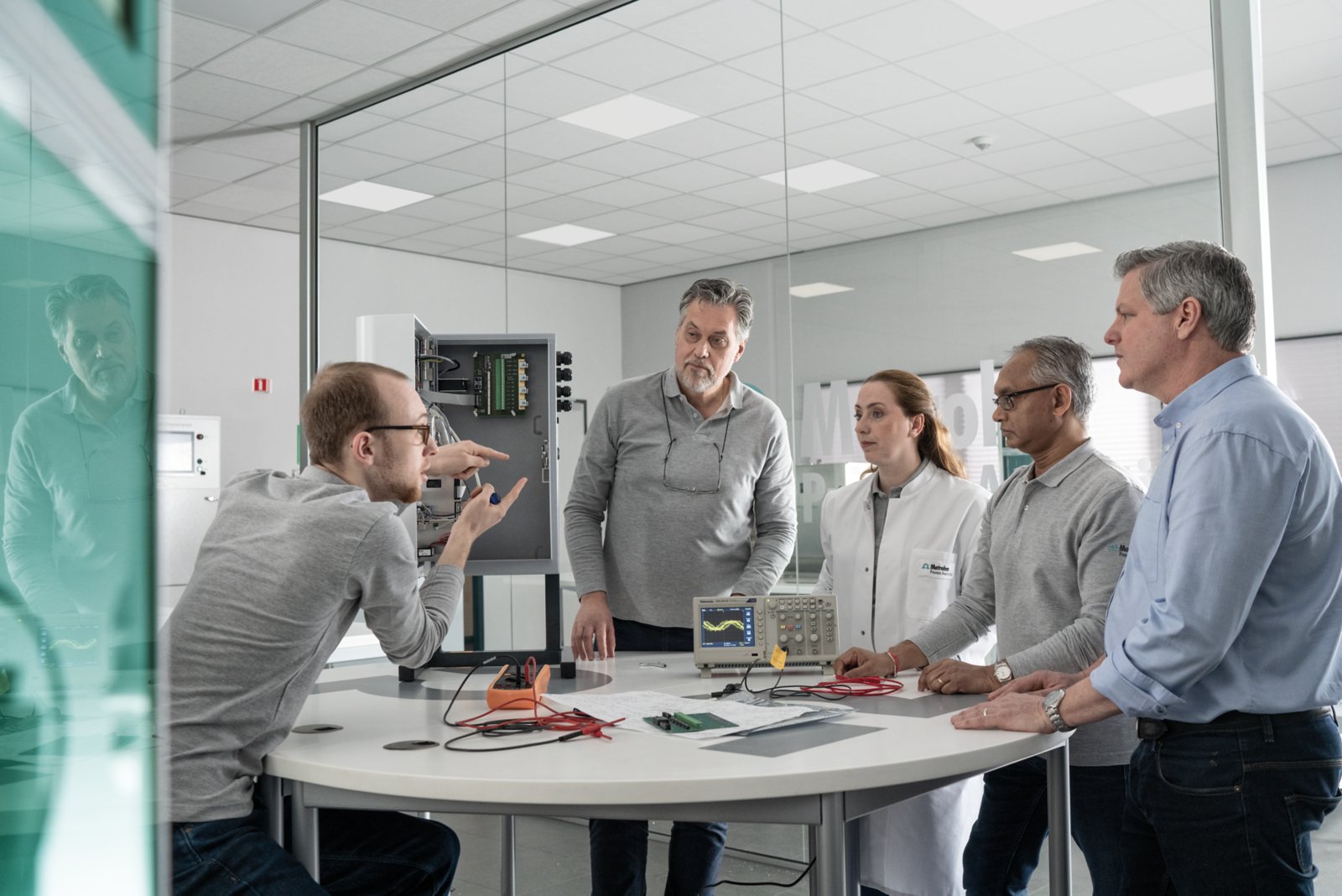 Metrohm Process Analytics, collaboration across departments, engineer, chemist, sales manager, research and development, demonstration, problem solving, 202X Process Analyzer,