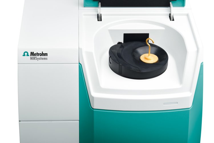 Metrohm NIRS DS2500 Solid Analyzer set up in transflection mode with the DS2500 Slurry Cup and gold diffuse reflector for measurements of creams and pastes.