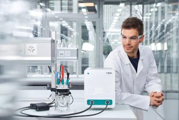 Profissional com óculos de proteção em frente a um equipamento VIONIC