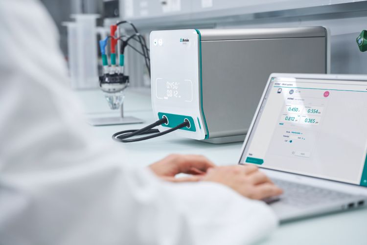 VIONIC setup with general purpose electrochemistry cell (6.1415.150) and INTELLO screenshot showing a running measurement.