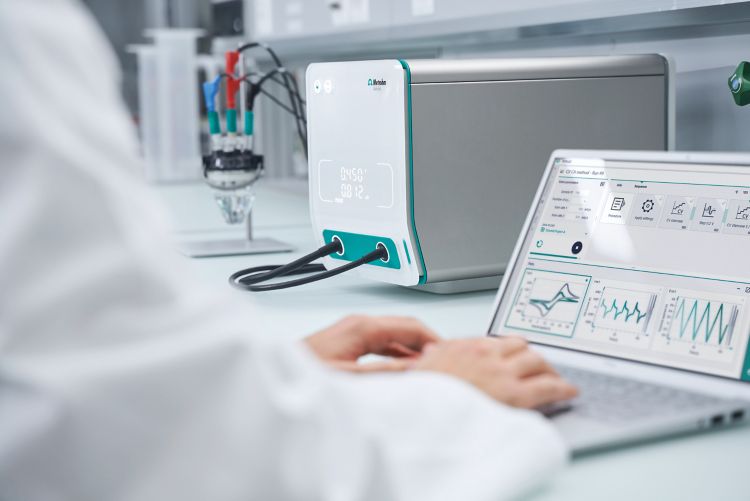 VIONIC with PC screen featuring INTELLO showcasing insight plots, procedure sequence editor, and main parameters.