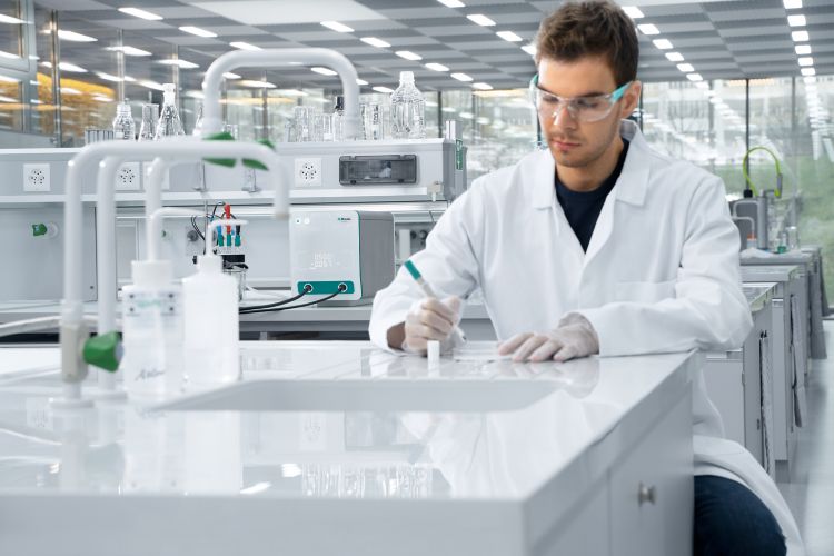 VIONIC setup with Electrocatalysis RRDE cell (RRDE.CELL.CPL.S) cell in the background, in the foreground polishing an electrode.