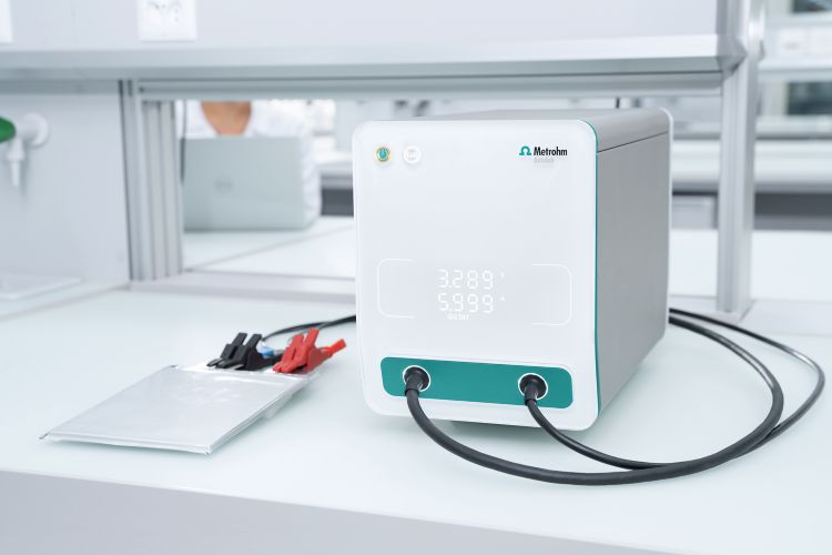 Simultaneous EIS measurements of a Li-ion battery cathode and anode