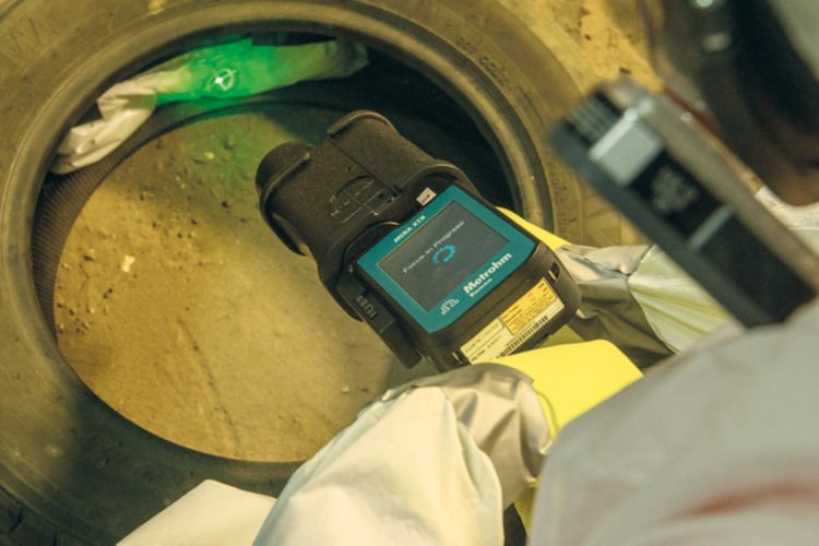MIRA XTR DS analyzing fluorescent material