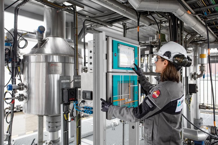 "Metrohm Process Analytics, Process NIR, 2060 platform,  2060 NIR cabinet, 2060 the NIR, operator, ATEX, Automated analysis, 2060 Software, OMNIS spectroscopy, Inline analysis, process environment, biodiesel, Stainless steel