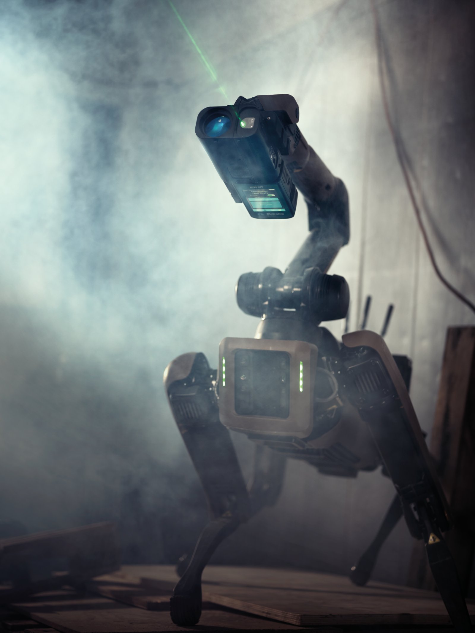 MIRA XTR DS; Raman Spectroscopy; Defense & Security; Autofocus Standoff Attachment; Robot; Boston Dynamics