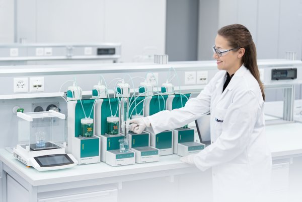OMNIS, OMNIS titrator, OMNIS dosing module, OMNIS titration module, titration, Cubis II, Sartorius, balance, OMNIS meets Cubis II, sample preparation, female scientist, Mona Wagner