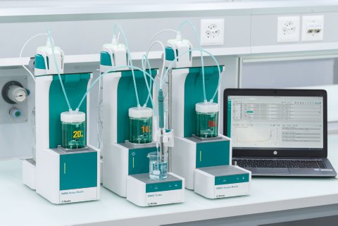 水性サンプル中のカフェイン含有量を測定するための dPt Titrode 電極を備えた OMNIS 滴定装置。 