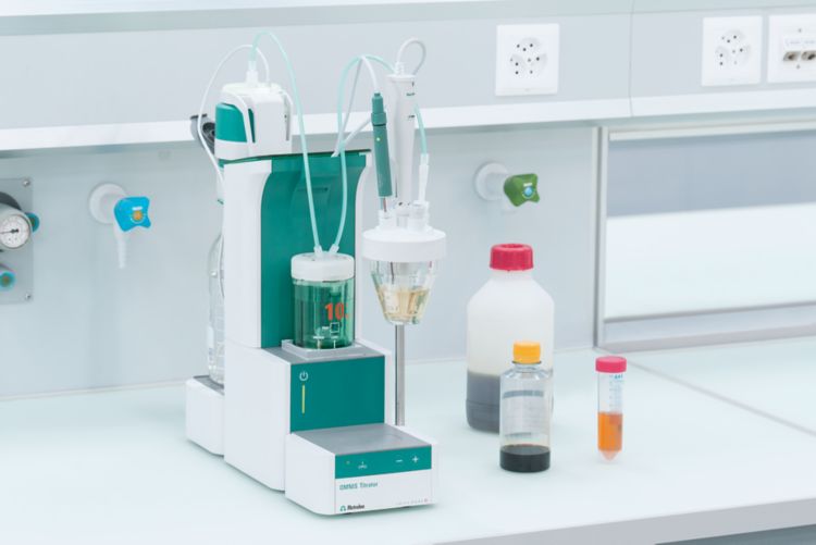 OMNIS Titrator Professional equipped with a  dThermoprobe and a rod stirrer. 