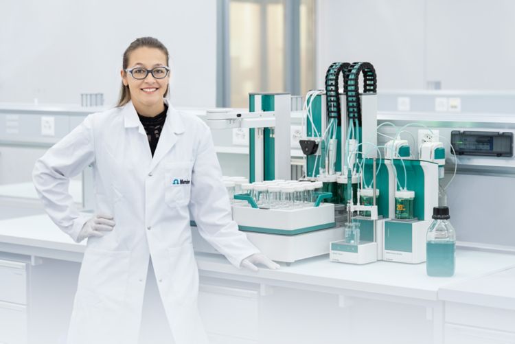 OMNIS, automation, OMNIS Sample Robot S, OMNIS titrator, OMNIS dosing module, titration, covered beakers, OMNIS sample rack, female scientist, Mona Wagner