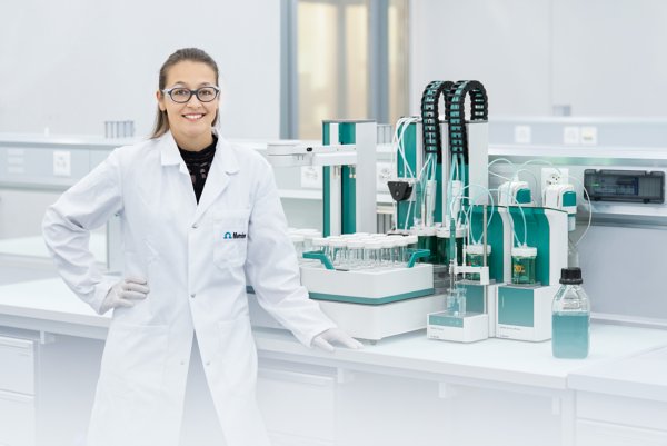OMNIS, automation, OMNIS Sample Robot S, OMNIS titrator, OMNIS dosing module, titration, covered beakers, OMNIS sample rack, female scientist, Mona Wagner