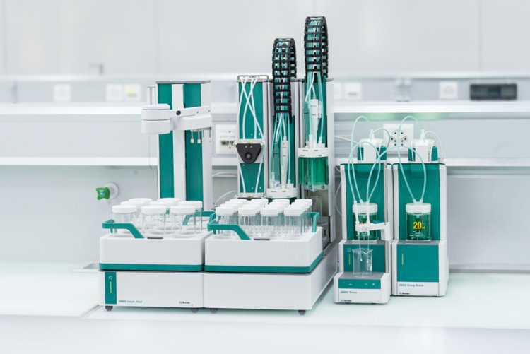 OMNIS Sample Robot S equipped with an OMNIS Titrator, Dosing module, and dUnitrode electrode for the automated determination of pyrophosphate in aqueous samples.