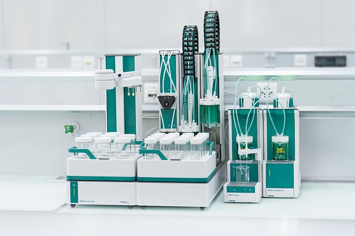 OMNIS Sample Robot S equipped with an OMNIS  Titrator, OMNIS Dosing Module, and dSolvotrode for the  automated determination of TAN and TBN in motor oil samples. 