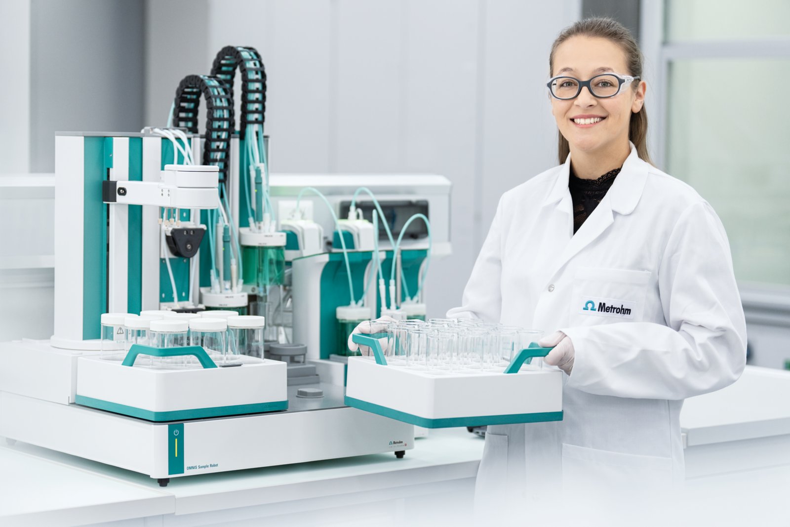 OMNIS Sample Robot S, Work Station Module, WSM, Person, OMNIS Sample Rack