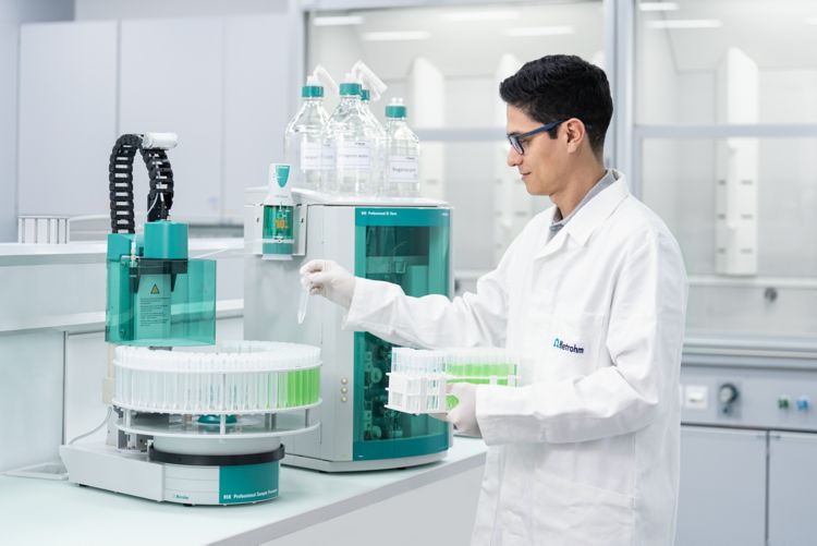 IC pharma chemist analyzing samples