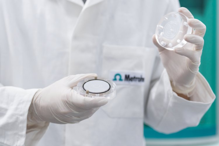 The Metrohm Low Volume dialysis cell consists of two chambers with the dialysis membrane in between.