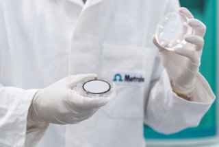 メトロームの低容量透析セルは、透析膜を挟んだ2つのチャンバーで構成されています。
