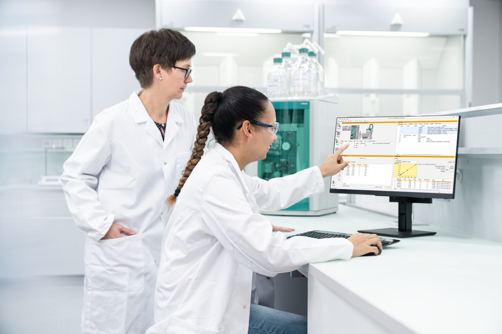key visual, IC, ion chromatography, software, MagIC Net, method, light mode, lab, person, 2 persons,  female, monitor, MagIC Net method, 940 ProfIC Vario, 940 Professional IC Vario, 2.940.2500