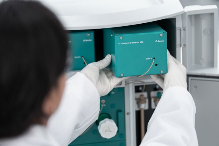 The IC Conductivity Detector MB shown here has a  reduced cell volume and is inert against methanesulfonic acid. 