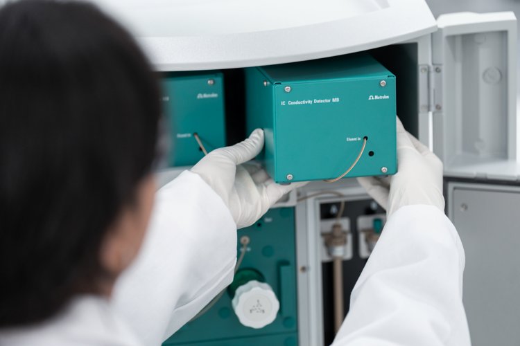 key visual, IC, ion chromatography, microbore, MB, IC Conductivity Detector MB, 2.850.9020, lab, person