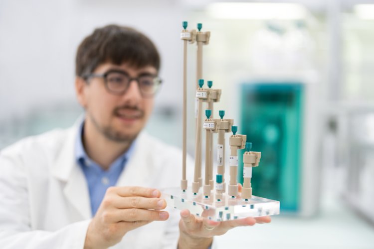 Key visual, IC, ion chromatography, column, guard column, separation column, analytical column, anion exchange, cation exchange, ion exchange, ion exclusion, lab, person, male