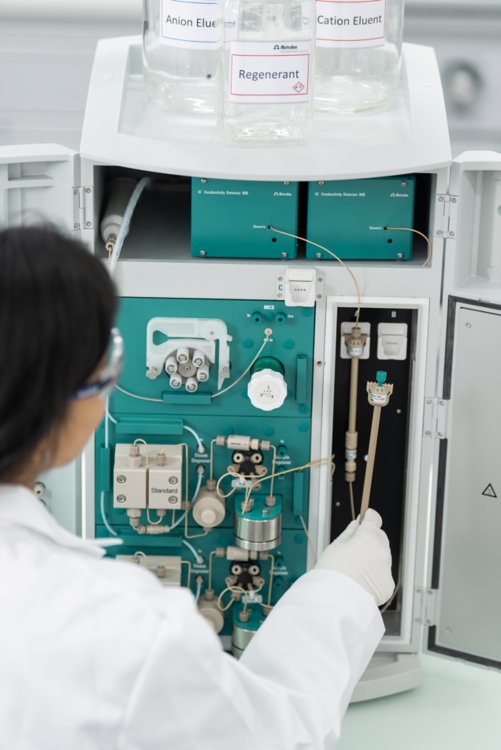 key visual, IC, ion chromatography, microbore, MB, 2.940.1580, 2.940.2580, IC conductivity Detector MB, microbore detector, 2.850.9020, 940 ProfIC Vario, 940 Professional IC Vario, column, microbore column, lab, person, female