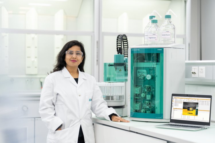 key visual, IC, ion chromatography, microbore, MB, 2.940.1580, 2.940.2580, 940 ProfIC Vario, 940 Professional IC Vario, 2.940.2500, 858 Professional Sample Processor, MagIC Net, lab, person, female, software, database, light mode, laptop