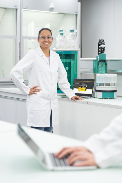 key visual, IC, ion chromatography, software, MagIC Net, database, dark mode, lab, person, 2 persons, female, laptop, MagIC Net database, 940 ProfIC Vario, 940 Professional IC Vario, 2.940.2500, autosampler, 858 Professional Sample Processor, 2.858.020