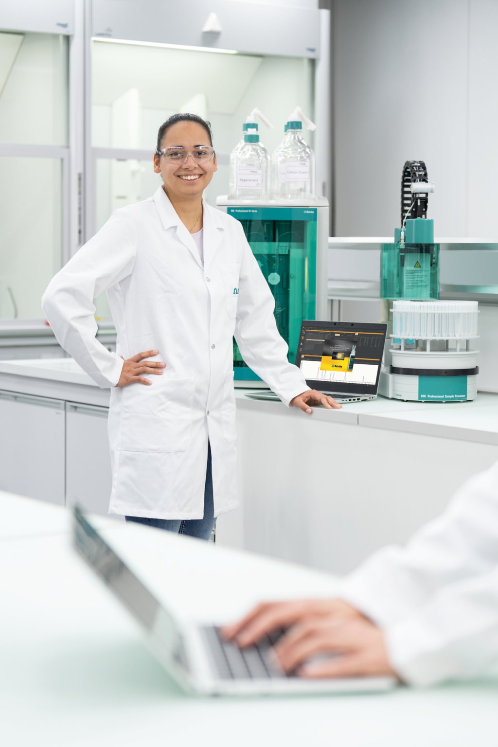 key visual, IC, ion chromatography, software, MagIC Net, database, dark mode, lab, person, 2 persons, female, laptop, MagIC Net database, 940 ProfIC Vario, 940 Professional IC Vario, 2.940.2500, autosampler, 858 Professional Sample Processor, 2.858.020