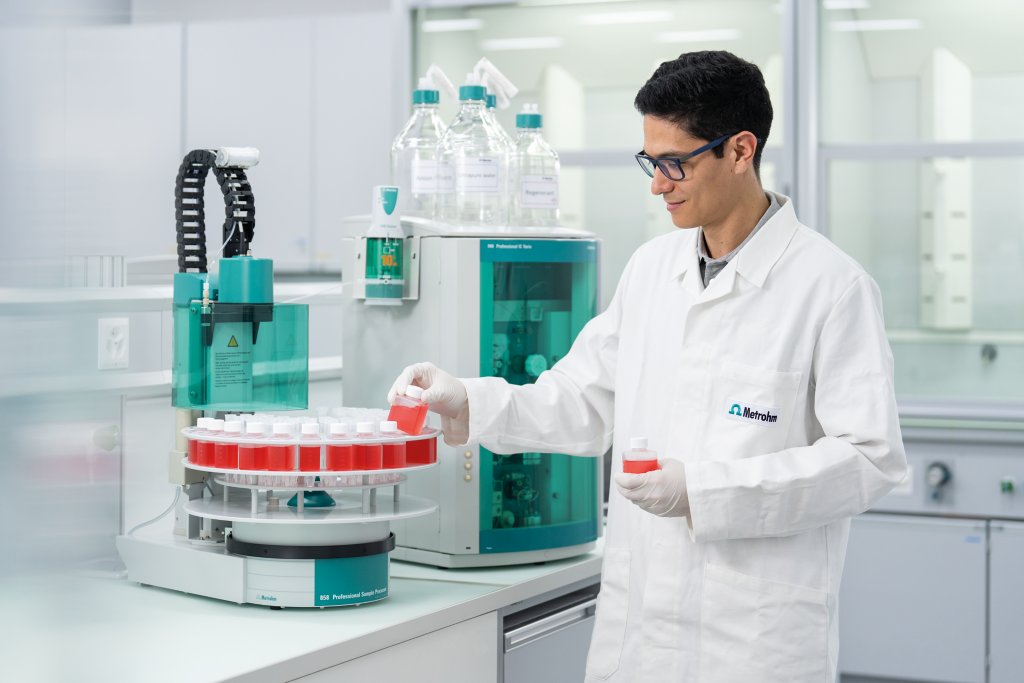 key visual, IC, ion chromatography, automation, vial, sample vessel 50 mL, 6.02743.030, 940 Professional IC Vario, 2.940.2500, 858 Professional Sample Processor, 2.858.0020, sample rack,  6.2041.780, lab, person, male, dosino, dosing unit