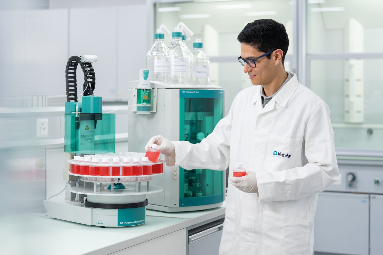 key visual, IC, ion chromatography, automation, vial, sample vessel 50 mL, 6.02743.030, 940 Professional IC Vario, 2.940.2500, 858 Professional Sample Processor, 2.858.0020, sample rack,  6.2041.780, lab, person, male, dosino, dosing unit